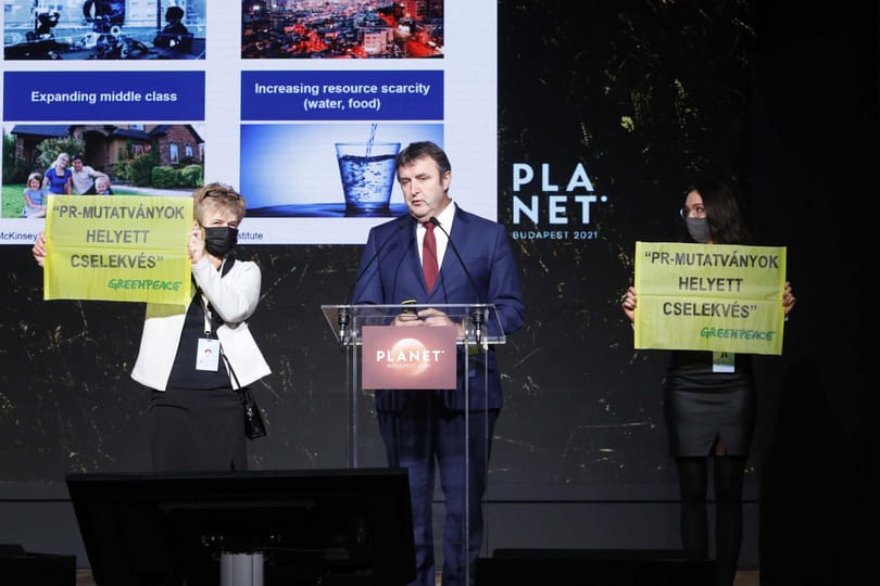 Palkovicsnak üzentek Áder szavaival Greenpeace-aktivisták