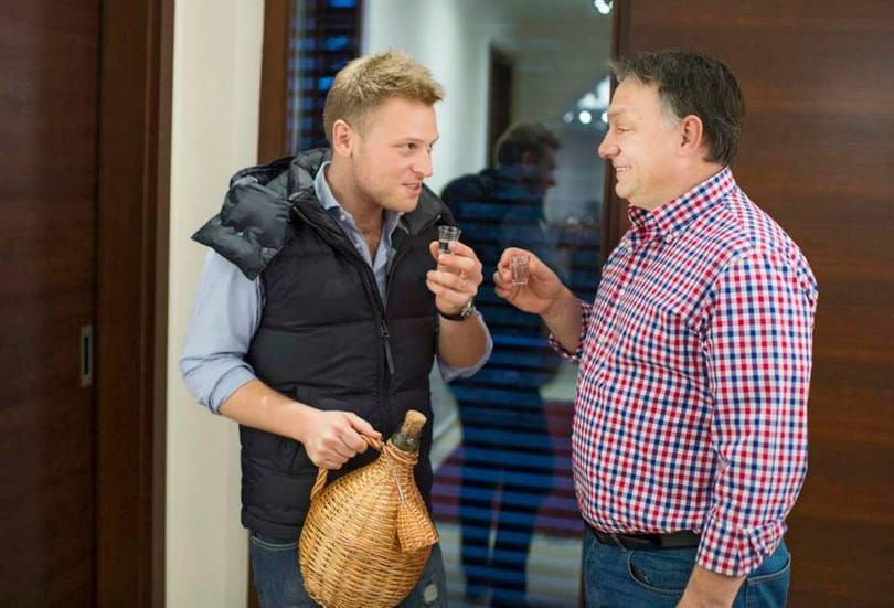 Koccint és sütit gyárt a neten cukiskodó Orbán