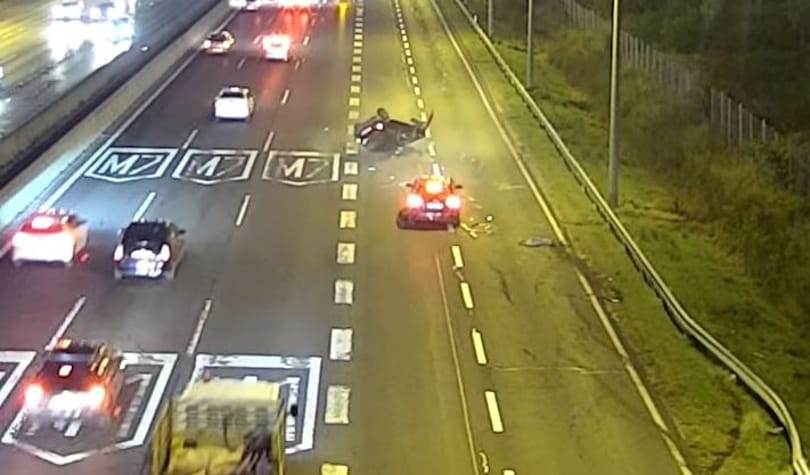 Hatalmas borulást vett fel egy forgalomfigyelő kamera az M1-M7 közös szakaszán