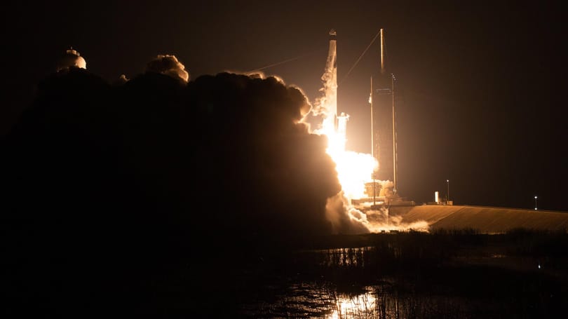 Videón, ahogyan négy űrhajóssal elindult a Nemzetközi Űrállomásra a SpaceX űrhajója