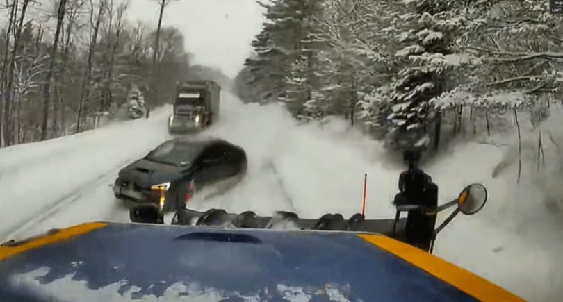 Túl bátran előzött a havas úton egy Subaru, kettévágta a hókotró – videó