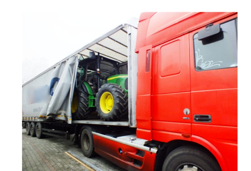 Lopott traktor fogtak a határon