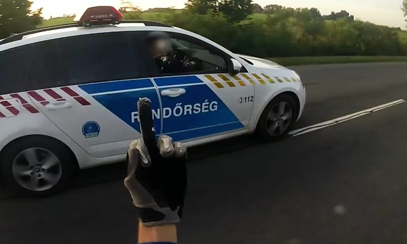 Egykerekező motoros intett be a szirénázó magyar rendőrautónak – videó