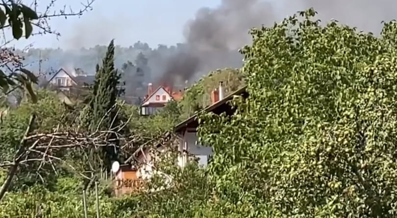 Három ház leégett Pécsen a mecseki tűzvészben, 120 tűzoltó oltja a lángokat