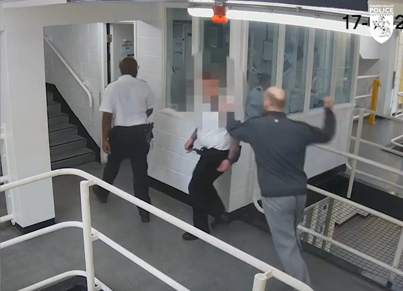 Videón a börtönben készített késsel őrre támadó rab
