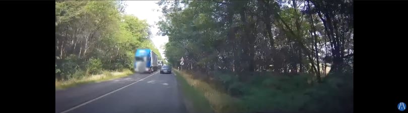 Csak a rutin mentette meg a sofőrt a frontális ütközéstől – videó