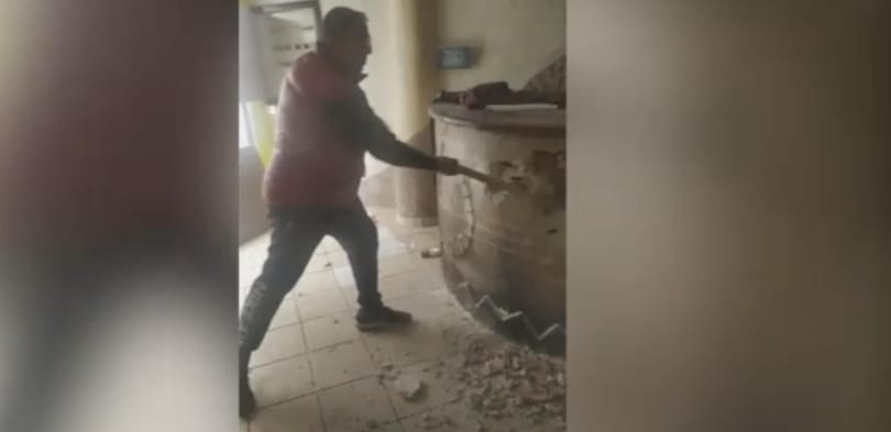 Videó: Elege lett, csákánnyal verte szét saját pizzázóját egy olasz vendéglős
