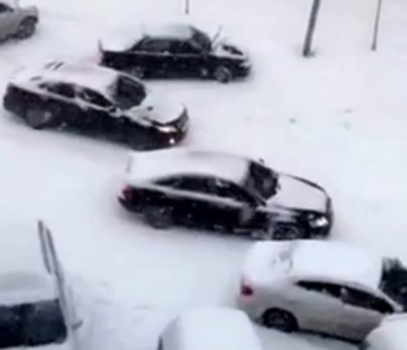 Közlekedési káosz az orosz havazásban - videó