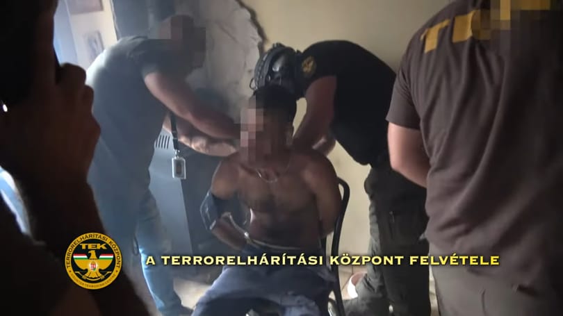 Egy machetével és kislányával zárkózott be egy férfi, a TEK hozta ki