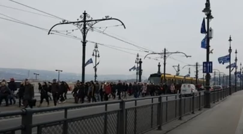 Baleset bénította meg a legforgalmasabb fővárosi villamosvonalat
