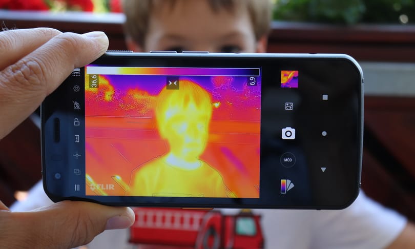 A telefon, ami akkor sem jön zavarba, ha 180 centiről acélra ejtjük
