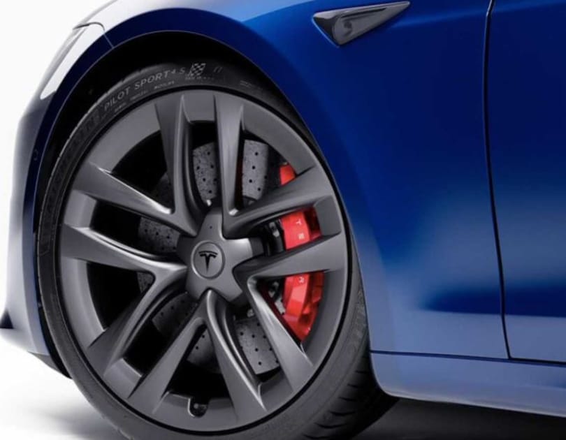 Egy átlagos új autót is lehet venni a Tesla kerámia fékszettjéből