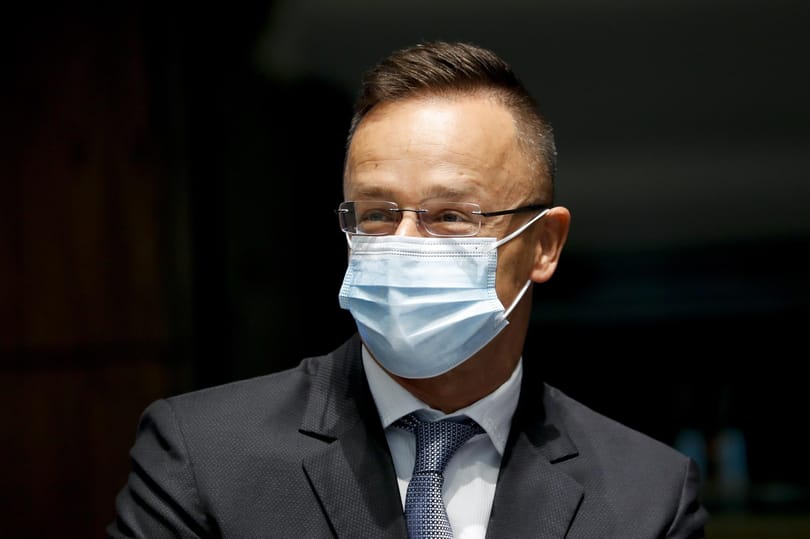 Szijjártó kioktatta a laza szabályokon hőbörgőket, majd megszegte azokat a kézilabda-Eb-n