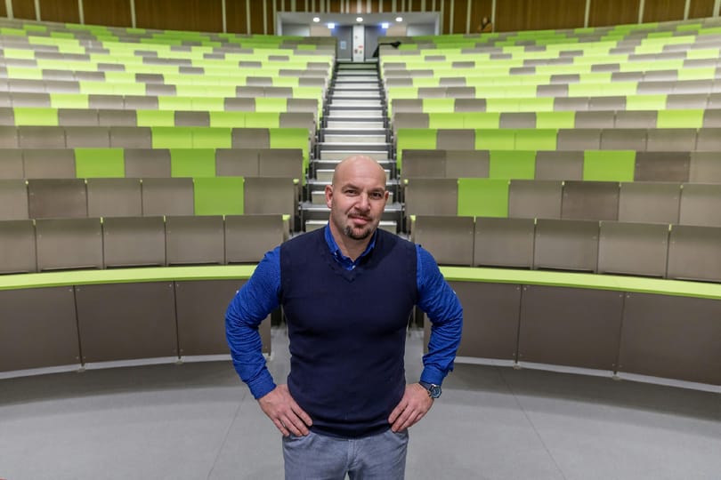 Nyomorban nőtt fel, majd rendőrnek állt és most jogot tanul - portré D. Tóth Norbertről