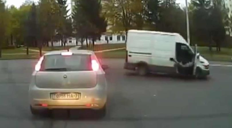 Ilyen, amikor menet közben kiesik egy utas a járműből – videó