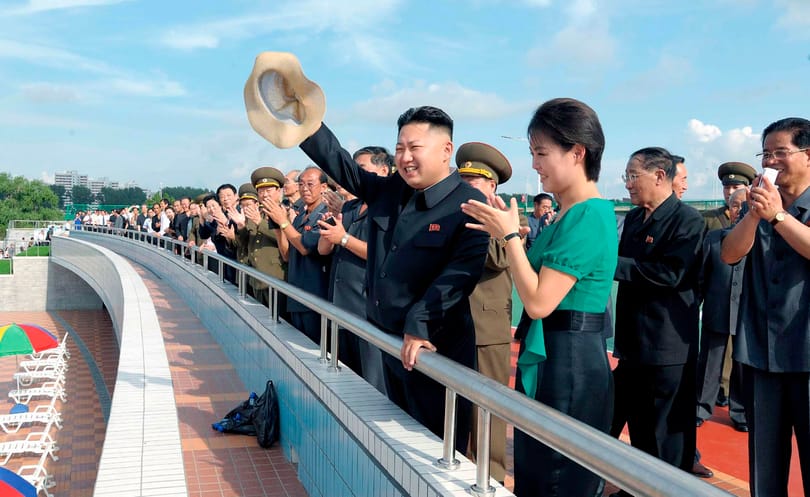 Fotó: Vígan integet az aquaparkban Kim Dzsongun és újdonsült neje