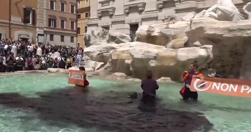 Klímaaktivisták festették feketére a római Trevi kút vizét