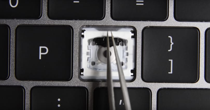 Elrejtett egy ügyes apróságot az Apple az új MacBook billentyűi alá, amiért hálásak lesznek a felhasználók