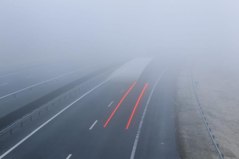 Alig látni a sűrű ködben az M7-en - fotók
