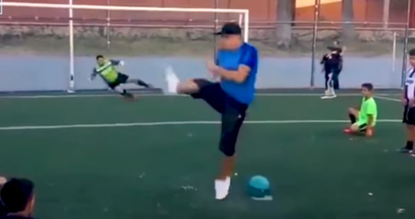 Ennél trükkösebb 11-es rúgást aligha látott – videó
