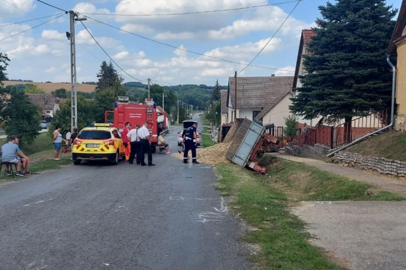 Ráborult a traktor a sofőrre Nagyvejkén