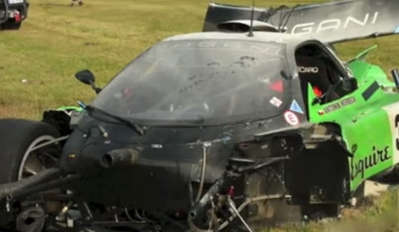 Ilyen, amikor falnak csapódik egy Pagani Zonda - videó