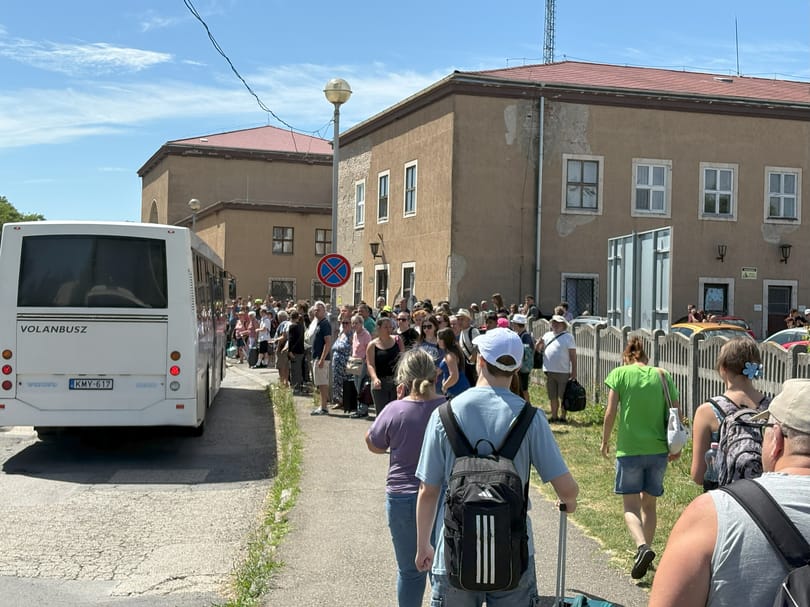 A MÁV vizet oszt – „a készlet erejéig”, és lehetőleg csak a jeggyel, bérlettel rendelkezőknek