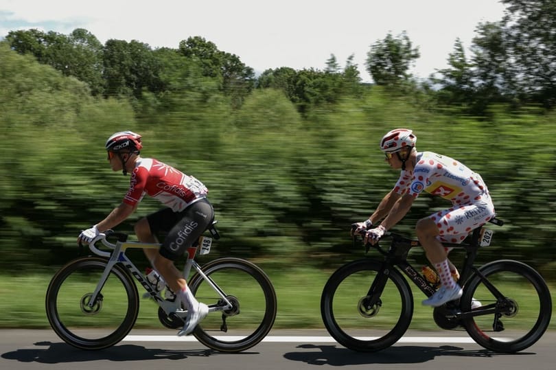 Kaotikus befutó a Tour de France-on: 65 km/h-val ugratták át az egyik földre eső versenyzőt