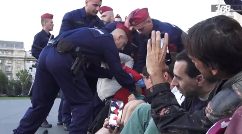 Tüntetőket vitt el a rendőrség a Kossuth térről a vietnami pártfőtitkár látogatása miatt