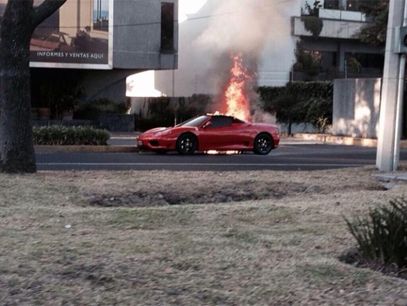 Menet közben gyulladt ki egy Ferrari Mexikóvárosban – fotó