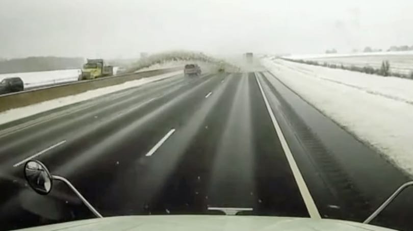 Szokatlan tömegbalesetet okozott egy hókotró egy amerikai autópályán – videó