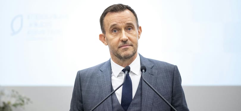 Gattyán kampányol és kiköltözik