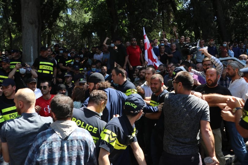 Meghalt egy újságíró, akit szélsőjobboldaliak vertek össze a grúziai Pride előtt
