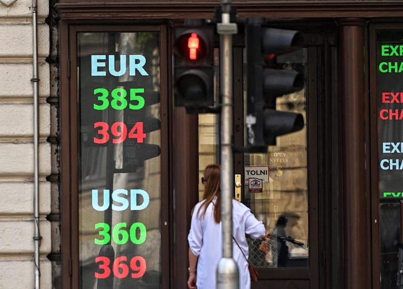 Történelmi mélyponton a forint, a dollárral szemben rekordot is döntött