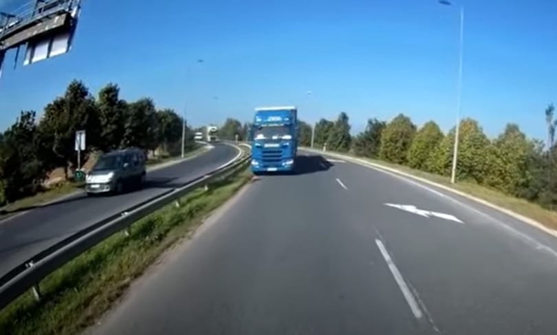 Egy kamion érkezett most szemből a 87-es úton ott, ahol már több baleset is volt hasonló okból - videó
