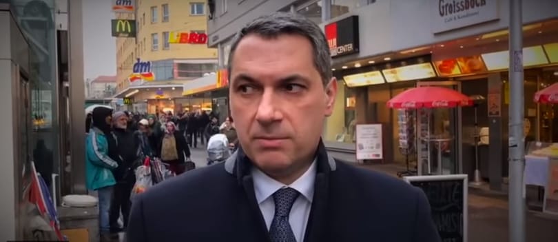 Lázár állítja, a Facebook törölte a bécsi migránsozó videóját