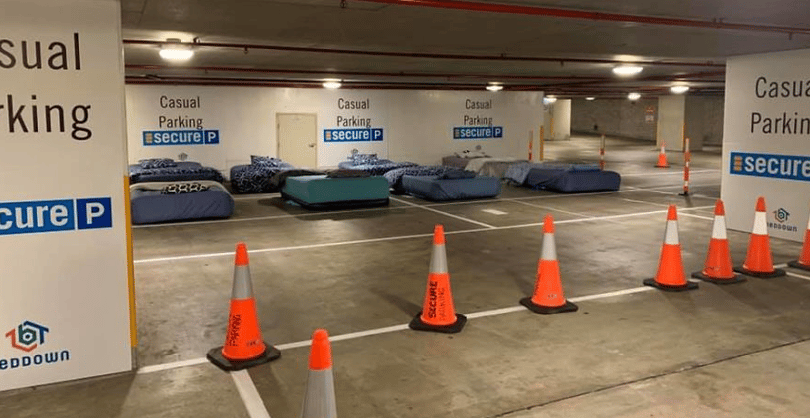 Éjjel hajléktalanok használhatnak egy ausztrál parkolóházat