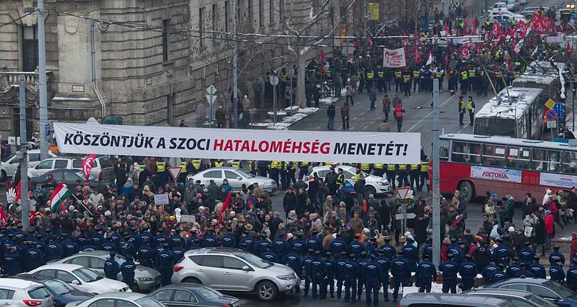 Magyar Hyde park? Senki nem illetékes: bárki, bármit kiaggathat a parlament elé