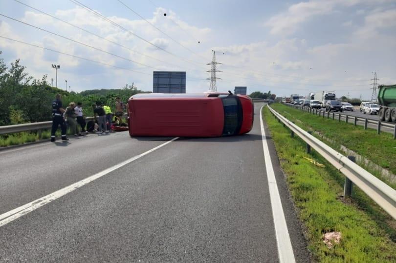 Kamion és kisbusz ütközött az M0-áson, megállították a forgalmat