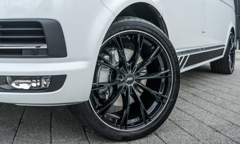 Politikusok is megirigyelnék: ilyen egy agresszívabbá tett VW Transporter