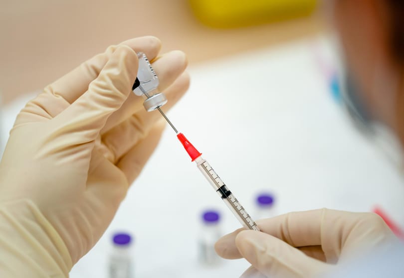 Norvégiában vizsgálják, biztonságos-e a Pfizer vakcinája az idős, súlyos beteg emberek esetében