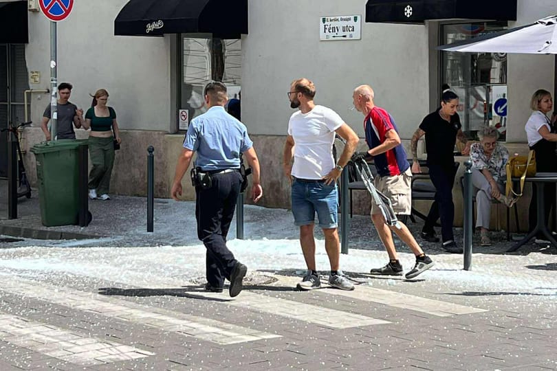 Lezuhant és ripityára tört egy hatalmas üvegpanel egy Lövőház utcai építkezésnél