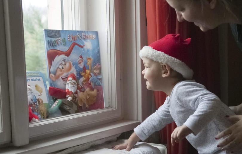 Napi cuki: Így örül a gyermek a mikulás csomagnak
