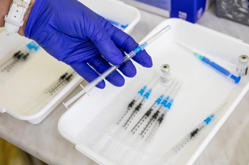 Egy orosz hálózat influenszereket toborzott, hogy besározza a Pfizer és az AstraZeneca vakcináját