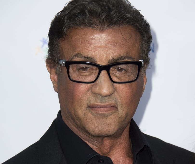 Stallone tagadja, hogy 16 évest kényszerített hármasszexre