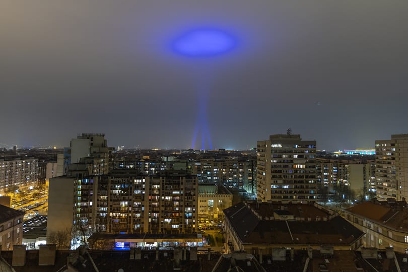 Ufónak látszó kék fény látszott a budapesti ég felett, elmagyarázzuk, mi történt - fotók