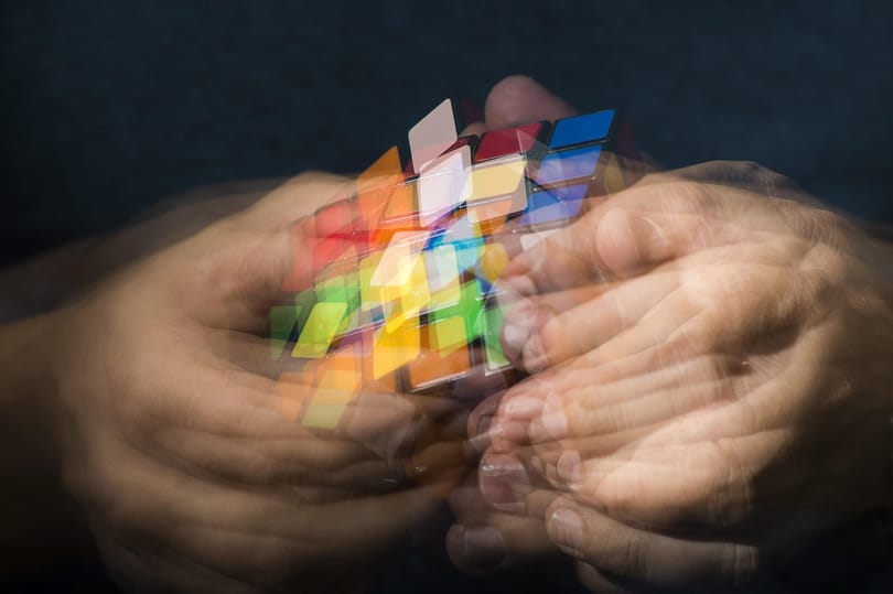 Vajon mennyi idő alatt rakja ki a Rubik-kockát Chris Pratt?