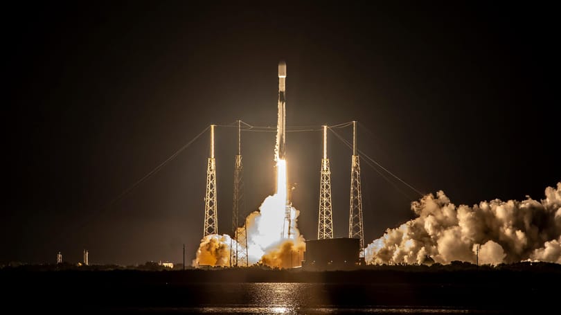 Elképesztő fotókon, ahogyan útnak indul a SpaceX rakétája, a fedélzetén Starlink-műholdakkal