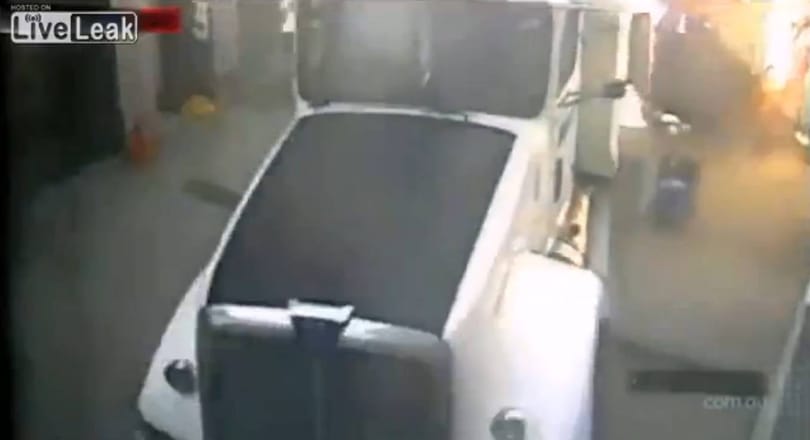 Videó: Így kell elugrani egy 20 tonnás kamion elől