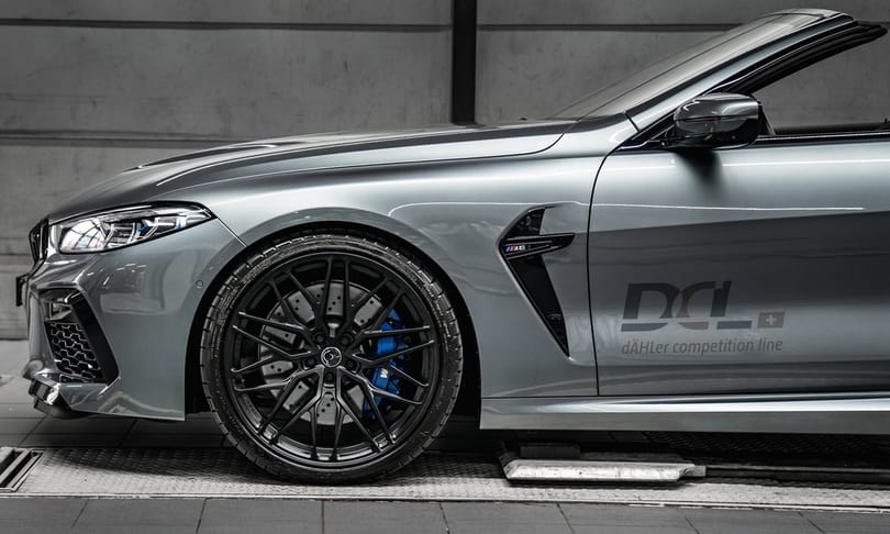 740 lóerő talán már elég lehet a BMW biturbó V8-as kabriójában